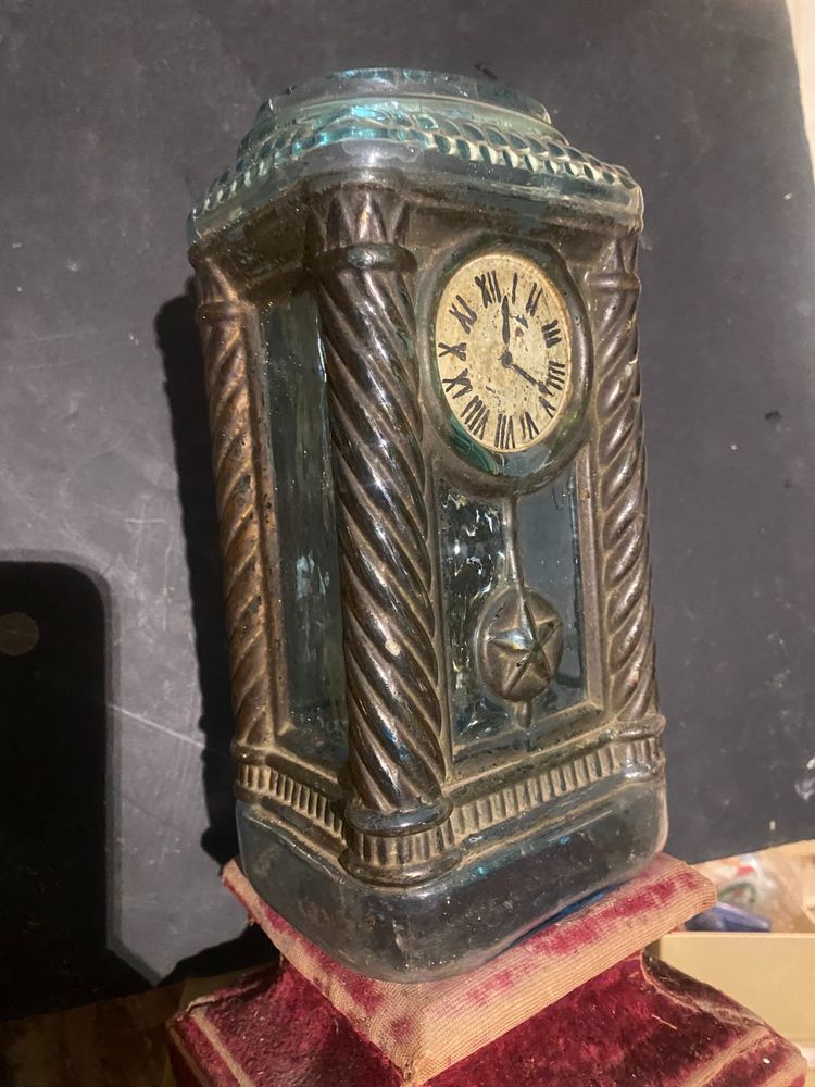 Rare bouteille en verre moulé é l'imitation d'une pendule rehaussée de peinture Epoque Napoléon III