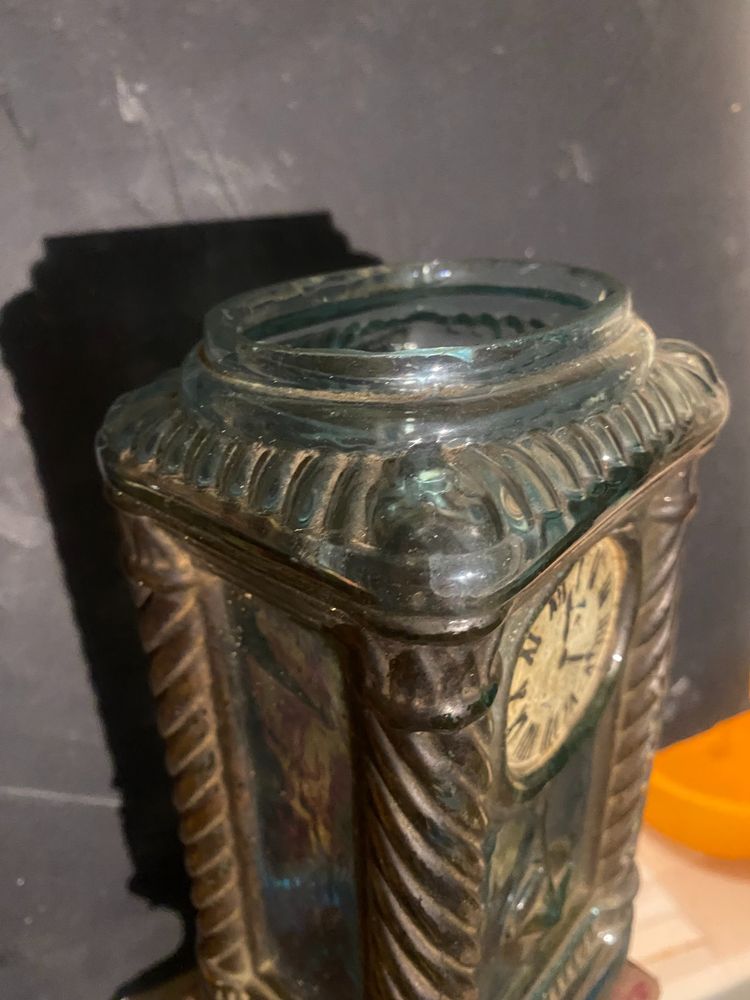 Rare bouteille en verre moulé é l'imitation d'une pendule rehaussée de peinture Epoque Napoléon III