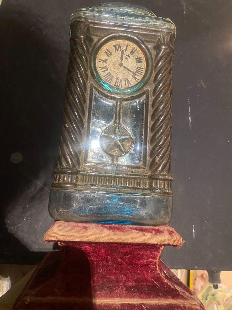 Rare bouteille en verre moulé é l'imitation d'une pendule rehaussée de peinture Epoque Napoléon III