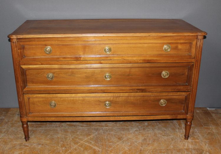 Louis XVI chest of drawers in walnut from the late 18th century