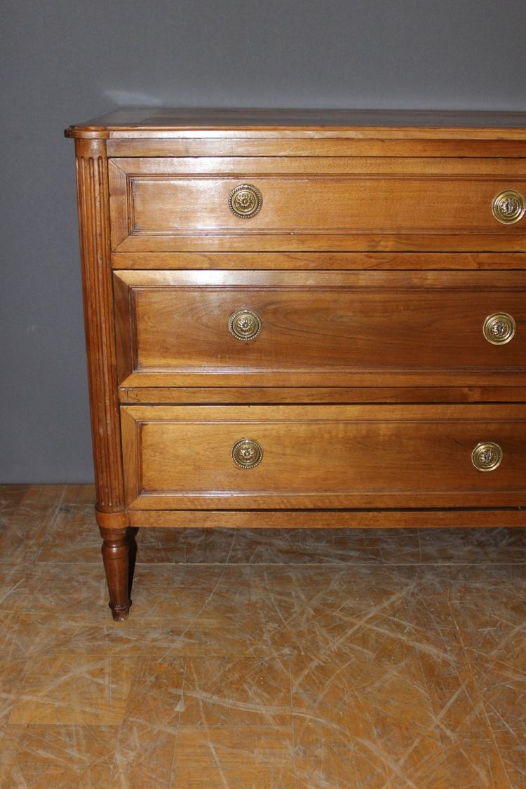 Louis XVI chest of drawers in walnut from the late 18th century