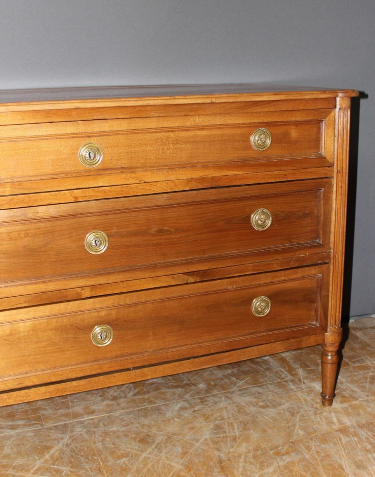 Louis XVI chest of drawers in walnut from the late 18th century