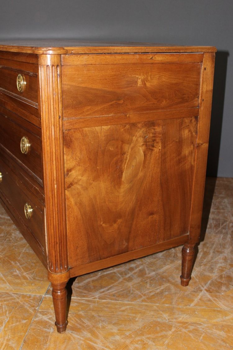 Louis XVI chest of drawers in walnut from the late 18th century