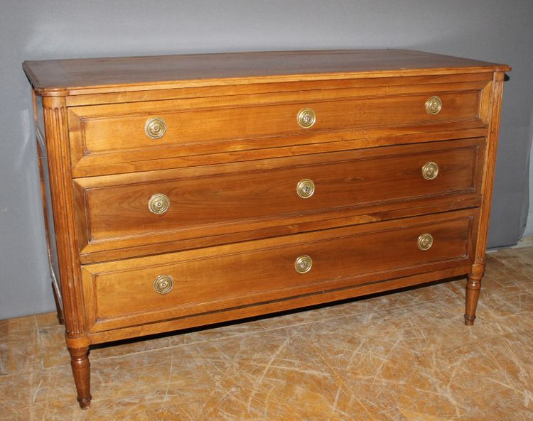 Louis XVI chest of drawers in walnut from the late 18th century