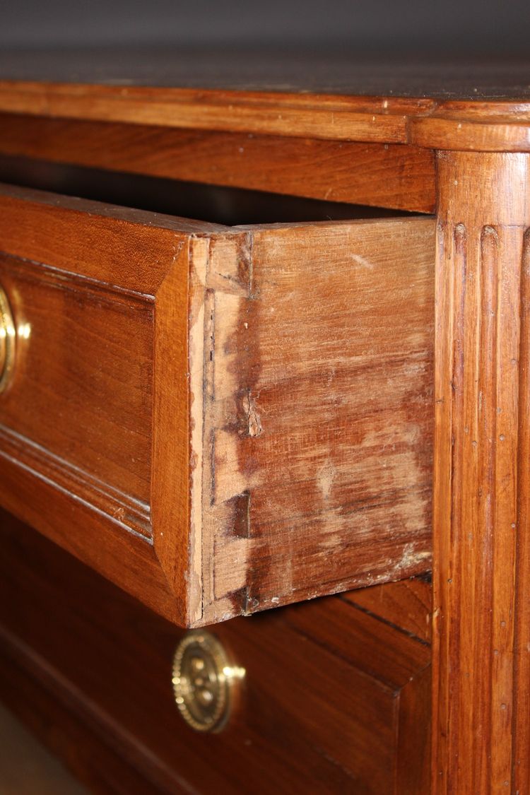 Louis XVI chest of drawers in walnut from the late 18th century