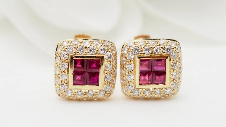 Luxury earrings in yellow gold, rubies and diamonds