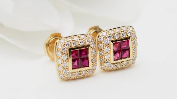 Luxury earrings in yellow gold, rubies and diamonds