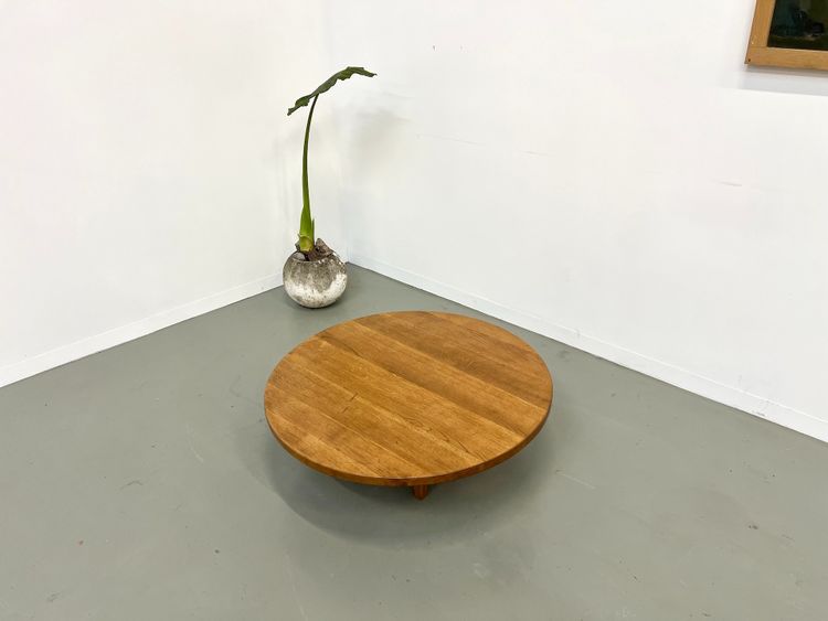 Circular coffee table in solid oak