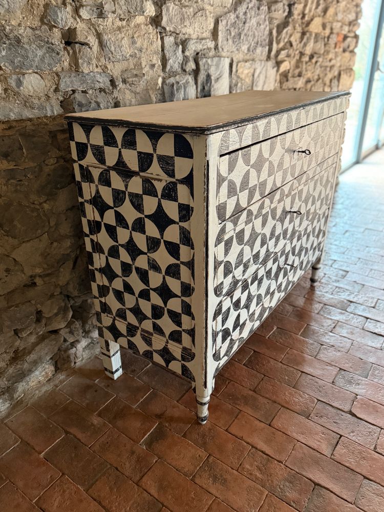 Louis XVI chest of drawers dating from the late 18th century with patina and painted shapes