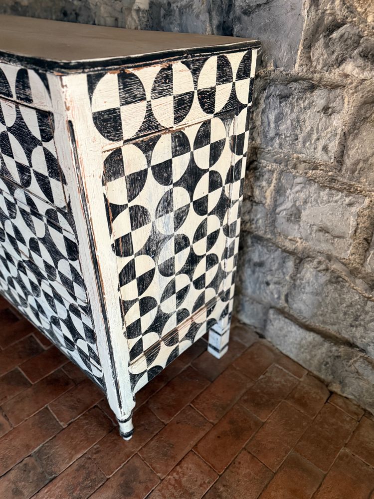 Louis XVI chest of drawers dating from the late 18th century with patina and painted shapes