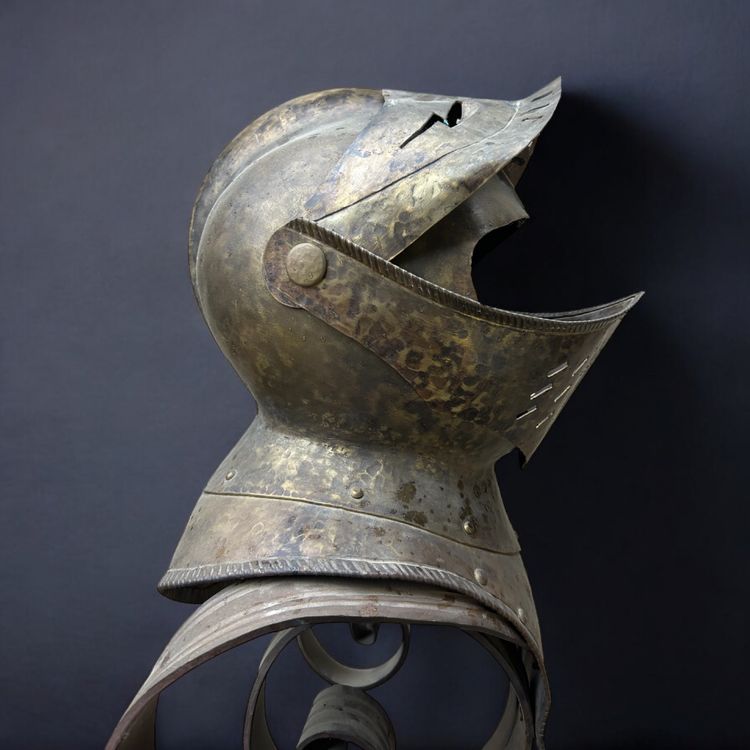 Trois Casques Heaume Médiéval Montés En Appliques vers 1950 - armure chevalier - H 70 cm