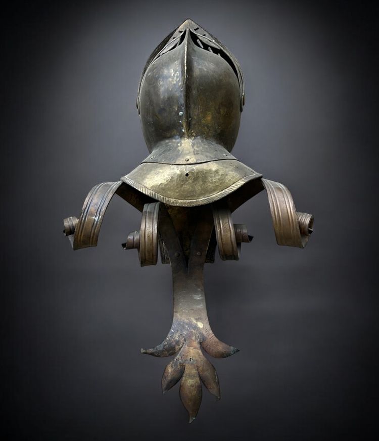 Trois Casques Heaume Médiéval Montés En Appliques vers 1950 - armure chevalier - H 70 cm