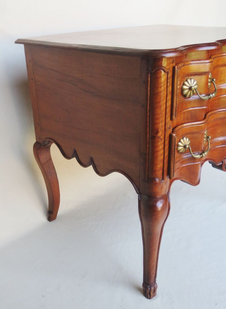 Sauteuse chest of drawers, 18th century Provence.  