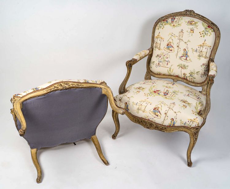 Paire de Larges Fauteuils en Hêtre Naturel Laqué d’Époque Louis XV vers 1740-1750