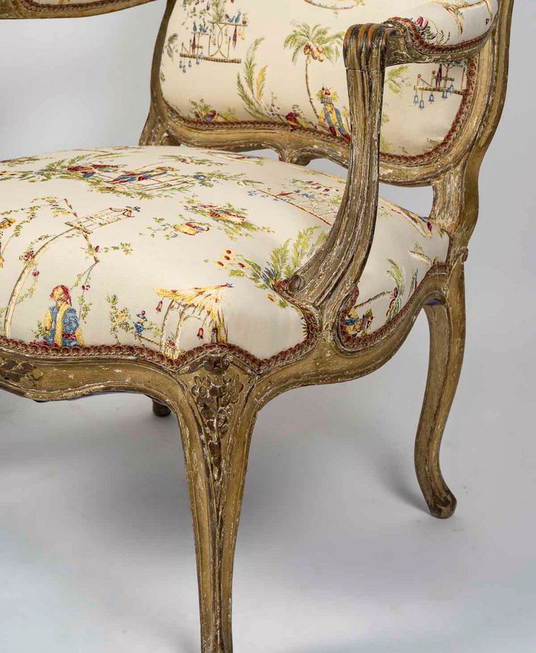 Paire de Larges Fauteuils en Hêtre Naturel Laqué d’Époque Louis XV vers 1740-1750