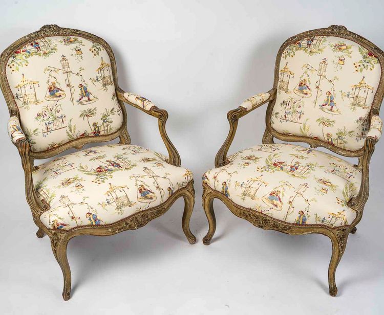 Paire de Larges Fauteuils en Hêtre Naturel Laqué d’Époque Louis XV vers 1740-1750