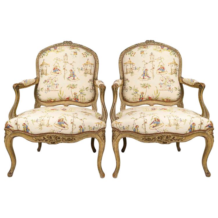 Paire de Larges Fauteuils en Hêtre Naturel Laqué d’Époque Louis XV vers 1740-1750