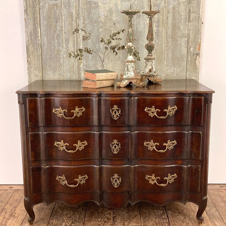 Walnut crossbow chest of drawers 18th century