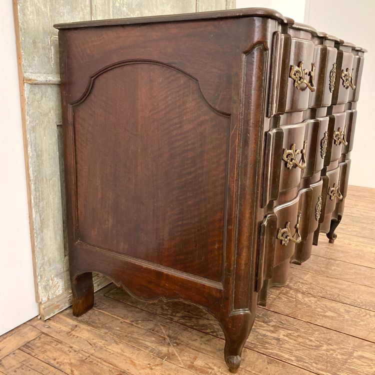 Walnut crossbow chest of drawers 18th century