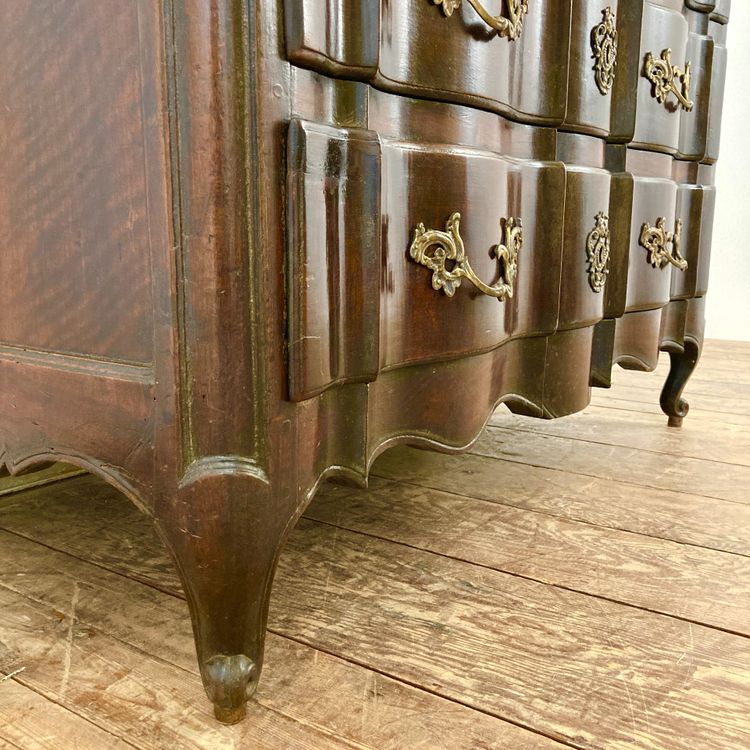 Walnut crossbow chest of drawers 18th century