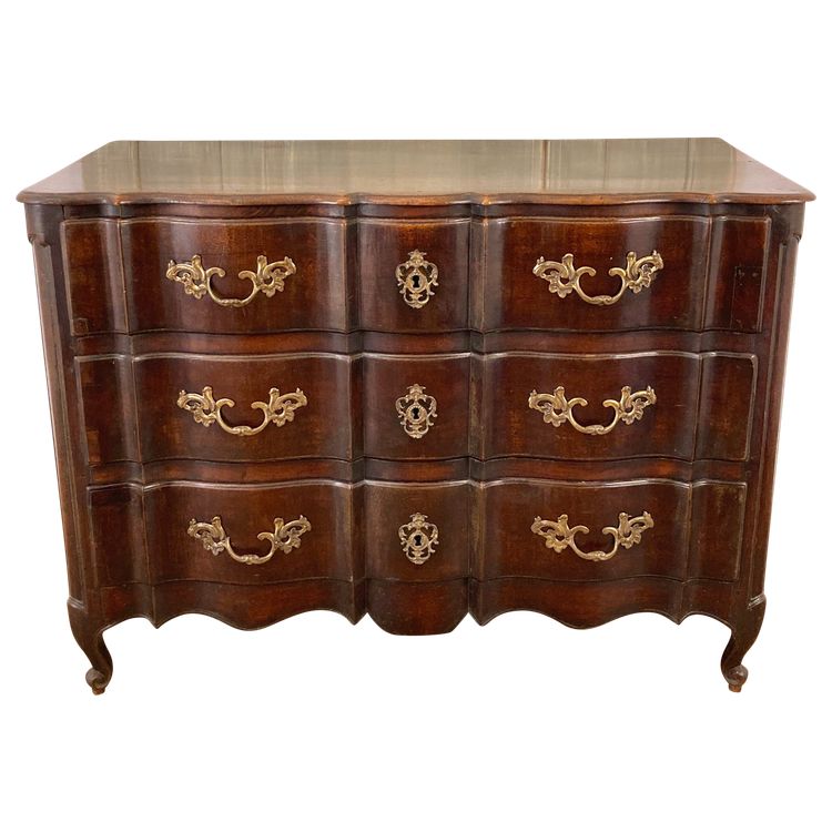 Walnut crossbow chest of drawers 18th century