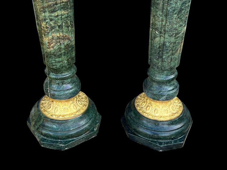 PAIRE DE COLONNES EN MARBRE VERT ORNÉES DE BRONZE DORÉ DU XIXe de 118 CM DE HAUT