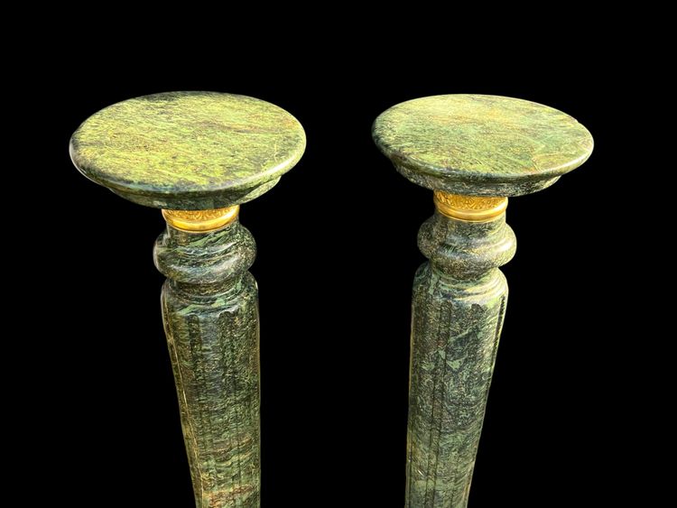 PAIRE DE COLONNES EN MARBRE VERT ORNÉES DE BRONZE DORÉ DU XIXe de 118 CM DE HAUT