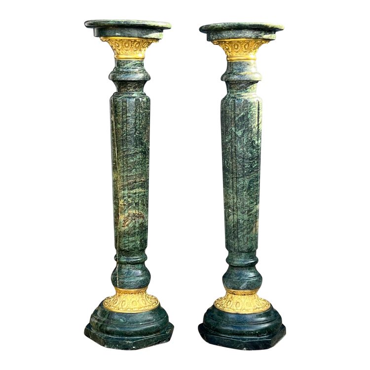 PAIRE DE COLONNES EN MARBRE VERT ORNÉES DE BRONZE DORÉ DU XIXe de 118 CM DE HAUT