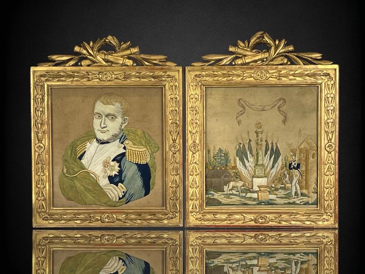 PAIRE DE TABLEAUX NAPOLÉONIEN EN SOIE IMPRIMÉE ET BRODÉE DE FILS DE SOIE