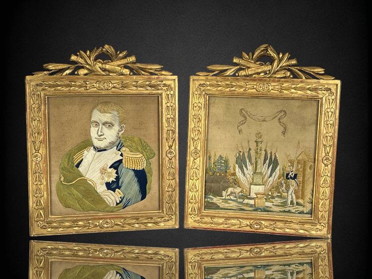 PAIRE DE TABLEAUX NAPOLÉONIEN EN SOIE IMPRIMÉE ET BRODÉE DE FILS DE SOIE