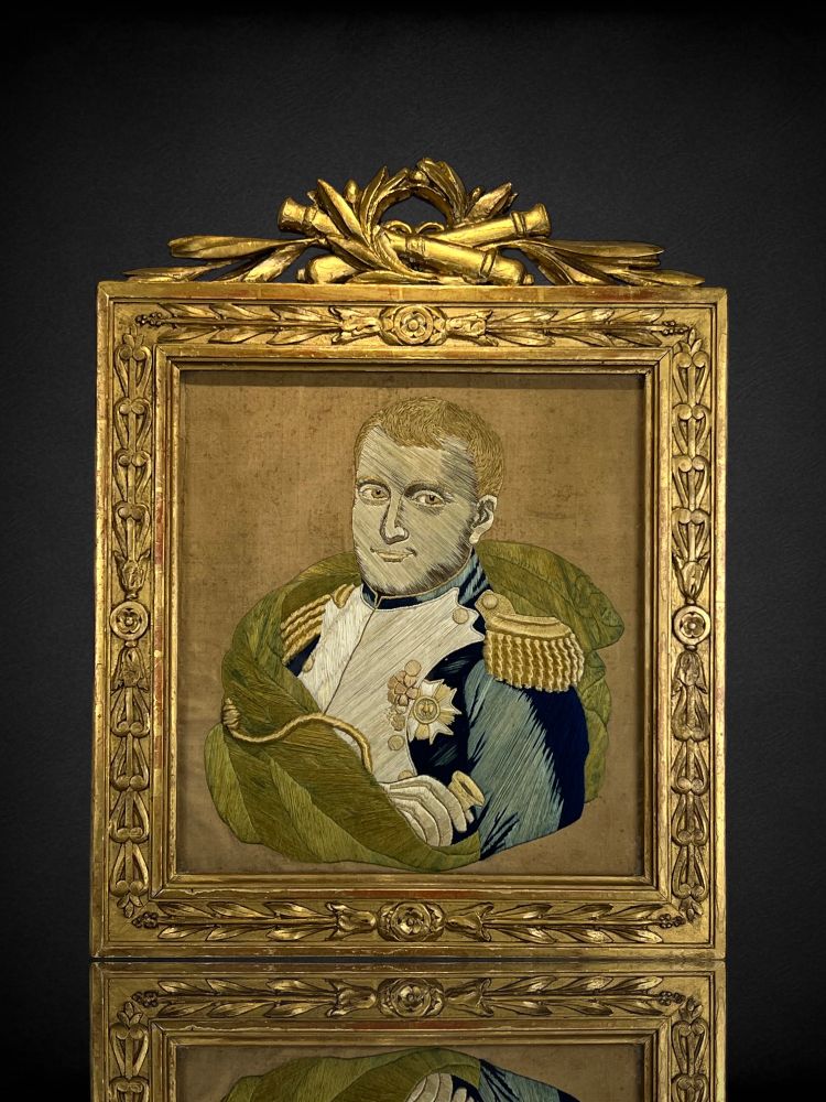 PAIRE DE TABLEAUX NAPOLÉONIEN EN SOIE IMPRIMÉE ET BRODÉE DE FILS DE SOIE