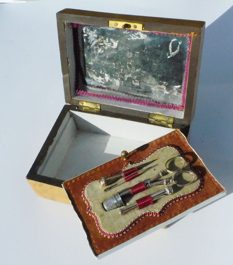 Petit Coffret Nécessaire De Couture Broderie Argent Vermeil Ciseaux Dé à Coudre étui Aiguilles 