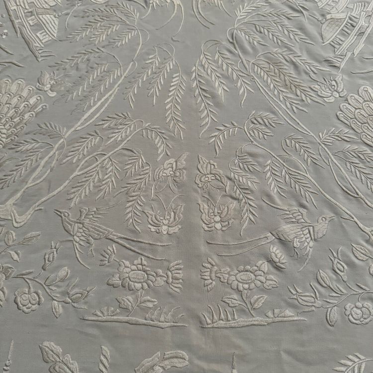 Châle nappe brodée de Chine 1900 décor de pagodes d'oiseaux et de fleurs