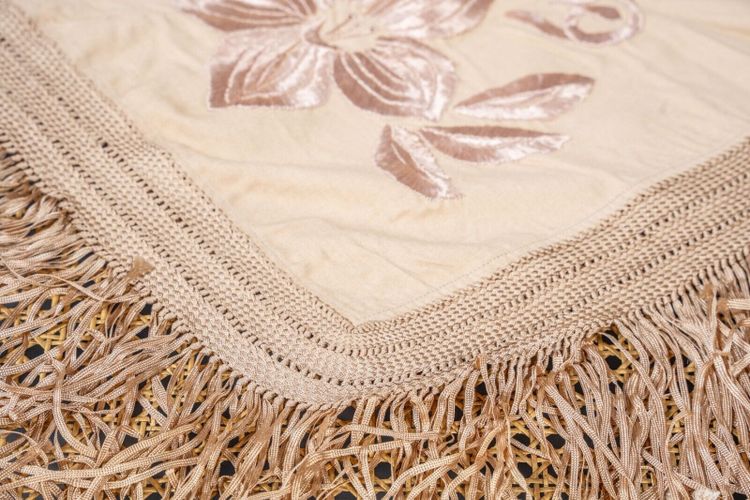 Nappe ou châle brodé XIXe décor floral et franges