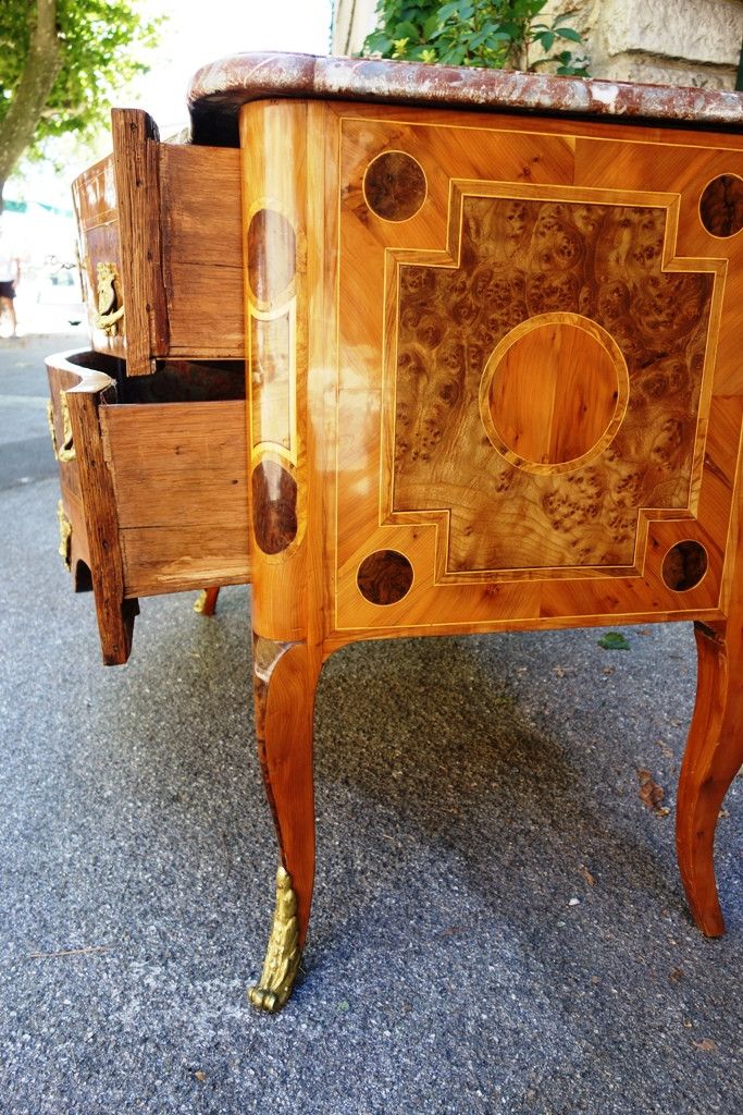 Commode sauteuse en marqueterie aux oiseaux, Grenoble