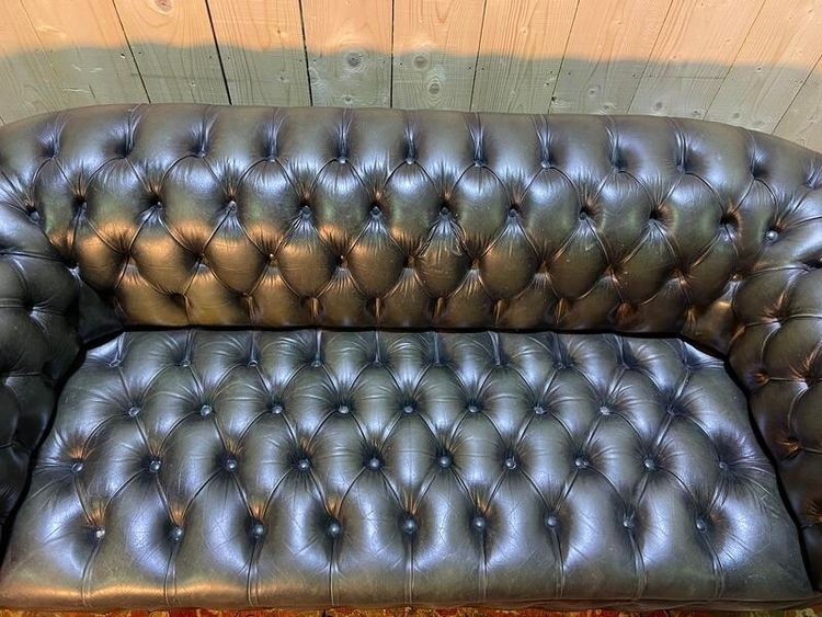 Englisches Chesterfield -Sofa in grünem Leder