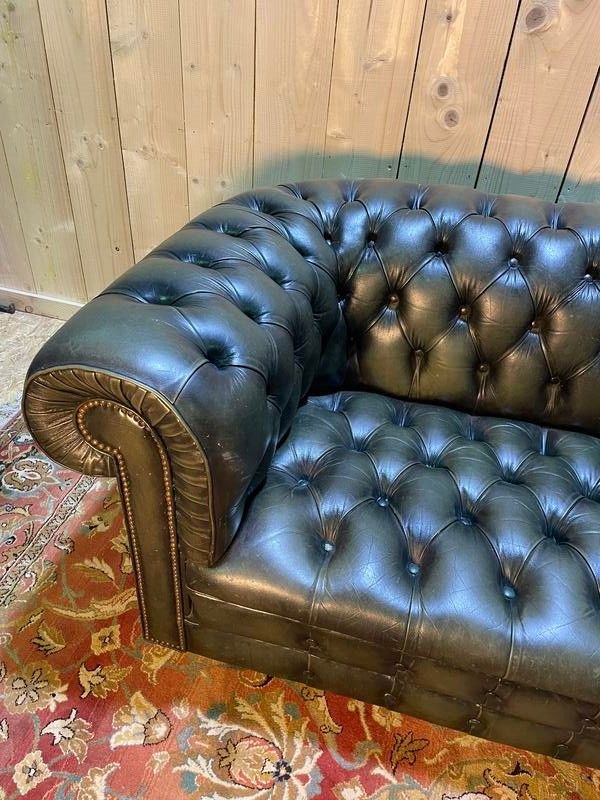 Englisches Chesterfield -Sofa in grünem Leder