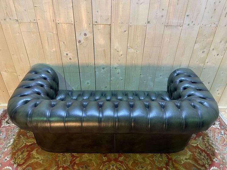 Englisches Chesterfield -Sofa in grünem Leder