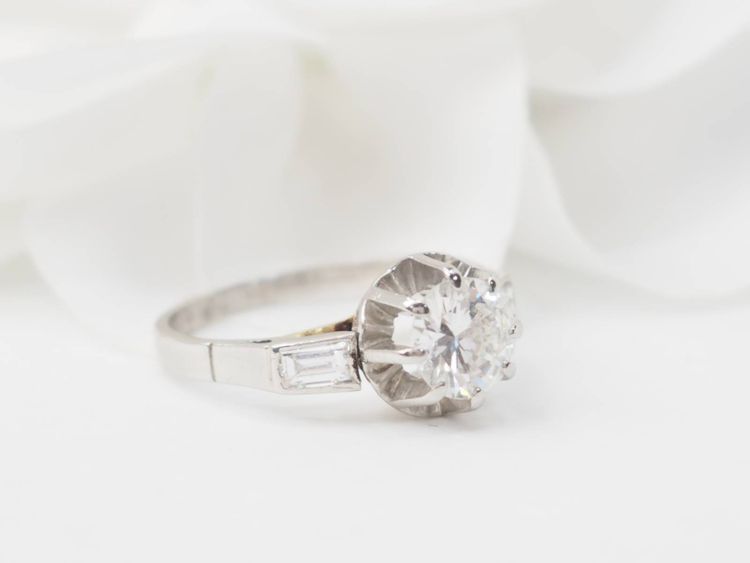 Solitaire ring in white gold and diamond