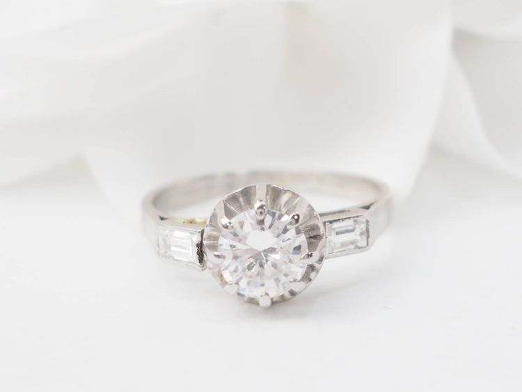 Solitaire ring in white gold and diamond