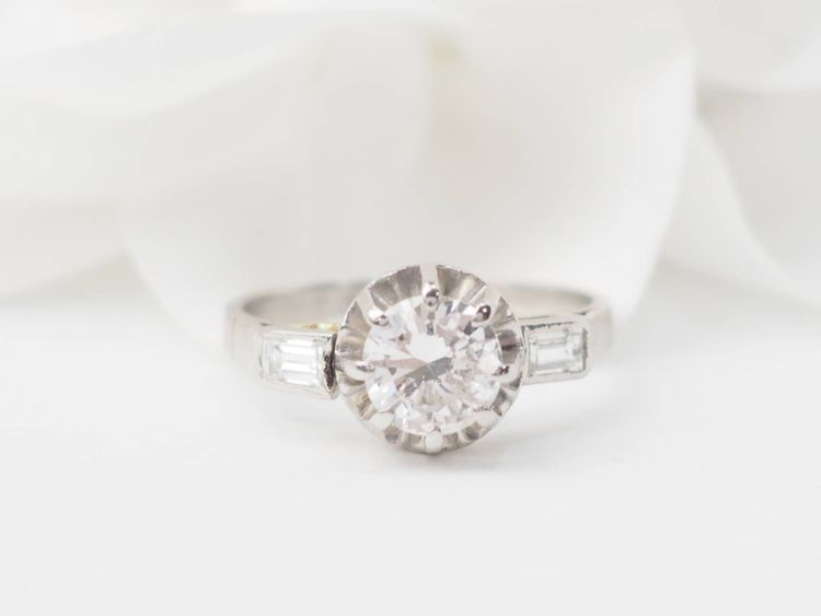 Solitaire ring in white gold and diamond