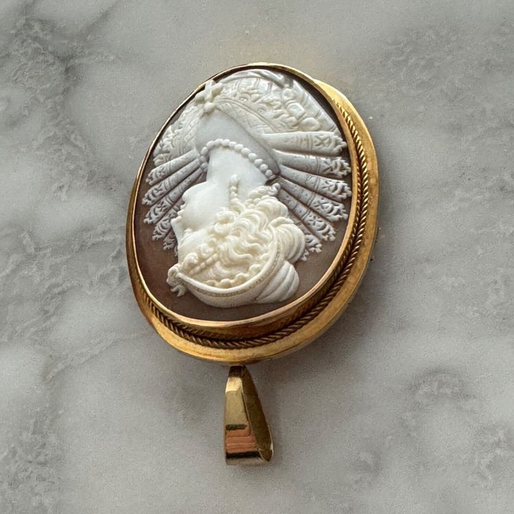 19th century cameo, profile of a woman, gold setting