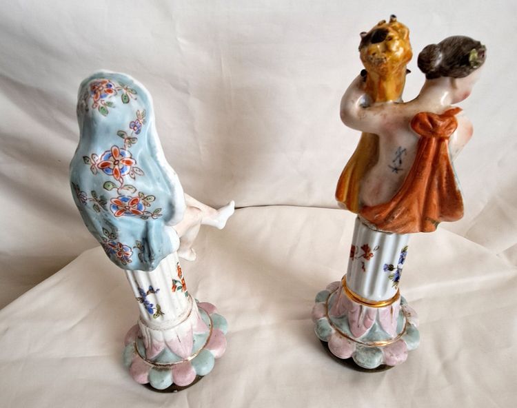 Paire de Figurine sur colone en porcelaine de Saxe 19ème