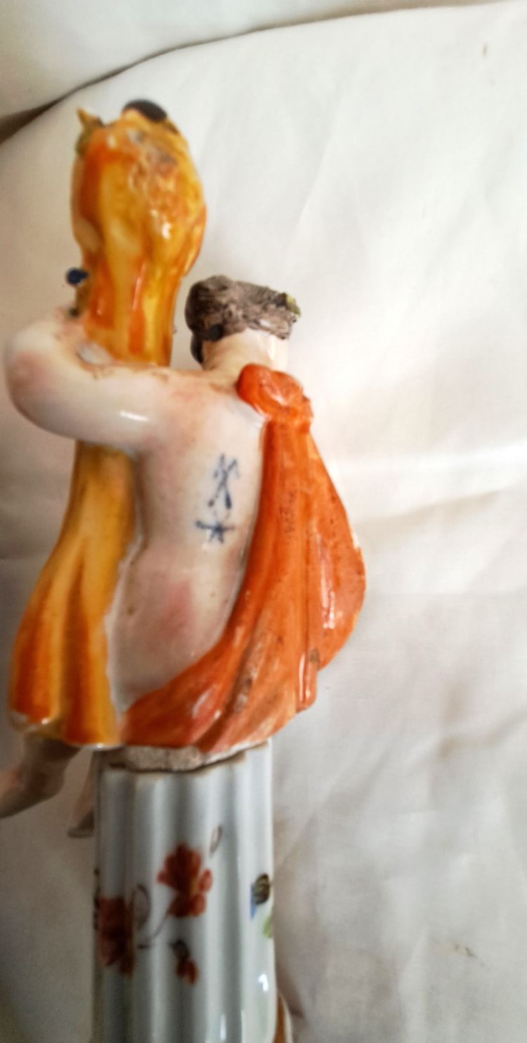 Paire de Figurine sur colone en porcelaine de Saxe 19ème