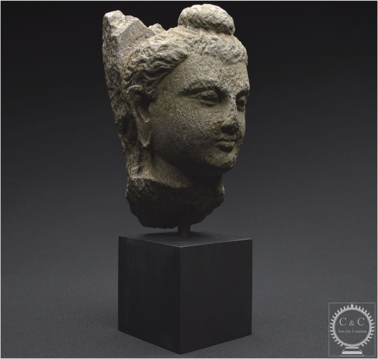 Antica regione del Gandhara, II-IV secolo d.C., testa di Buddha in scisto grigio