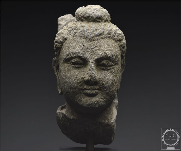 Antica regione del Gandhara, II-IV secolo d.C., testa di Buddha in scisto grigio