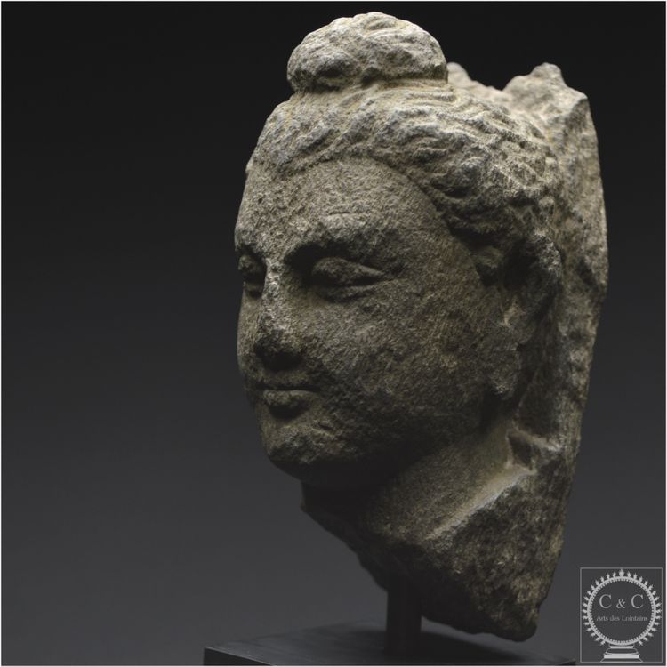 Antica regione del Gandhara, II-IV secolo d.C., testa di Buddha in scisto grigio