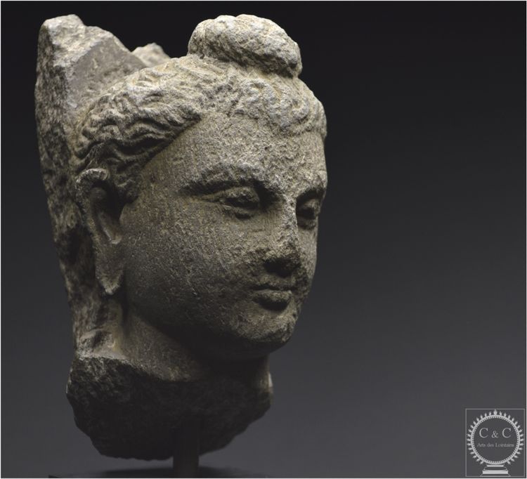 Antica regione del Gandhara, II-IV secolo d.C., testa di Buddha in scisto grigio